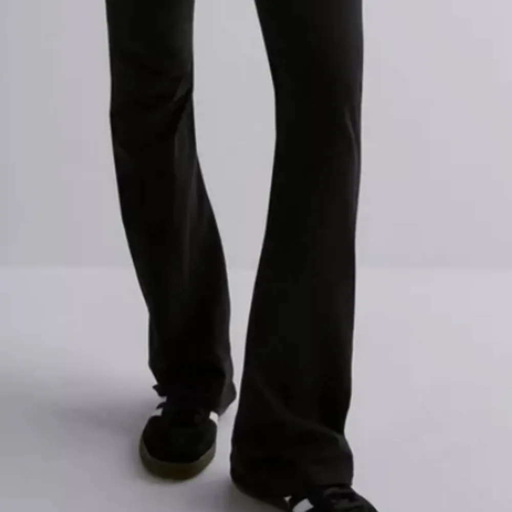Säljer dessa svarta low waist yoga pants från Nelly då dem inte användas, storlek M men skulle säga att de passar Xs/S också:). Jeans & Byxor.