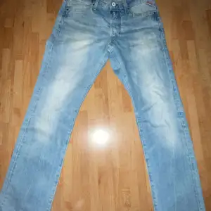 Säljer dessa feta jeans då de inte kommer till användning. Waist 29 length 32. Öppen för byten🤝
