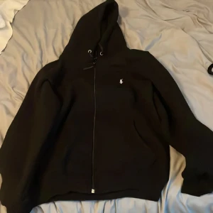 Polo zip up  - Hoodie som passar perfekt för våren.orignal pris 1200 Använt fåtalgånger. Str S passar även M. Pris kan diskutera. Säljer för den är för liten 