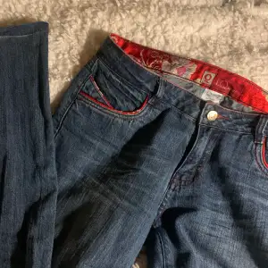 Snyggaste y2k bootcut jeansen ever🔥⁉️ här kommer måtten Midja: 39cm innerben: 78cm🩷🙏🏼 jeansen är low waist såklart, säljer  pågrund av att dem är för små😔💔  