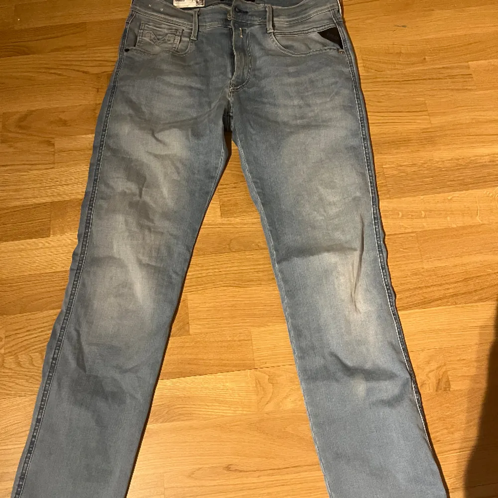 Ett par jeans från replay i en sjukt snygg färg till vår/sommar. Byxorna är bara använda ett fåtal gånger och är i skicket 9,5/10! Bara att höra av dig vid funderingar:). Jeans & Byxor.