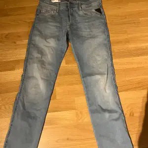 Ett par jeans från replay i en sjukt snygg färg till vår/sommar. Byxorna är bara använda ett fåtal gånger och är i skicket 9,5/10! Bara att höra av dig vid funderingar:)
