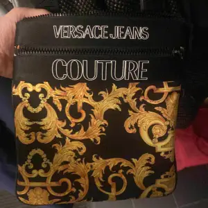 Äkta Versace väska. Med stort utrymme i väskan. Den har inga skador eller något sånt den är i superbra skick. Köpte den för cirka 2 år sedan och jag köpte den för 1300kr. Vi kan alltid förhandla priset privat🫶