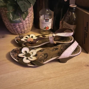 skor - otroligt söta skor köpta från vinted för 300 bra skick 