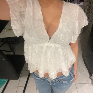 Vit blus - Jätte söt vit blus i storlek S💕men den kommer aldrig till användning längre. 