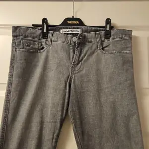 Lågmidjade snygga jeans ifrån j lindeberg dam. De är straight fit och knappt använda.  I storlek W30 L32