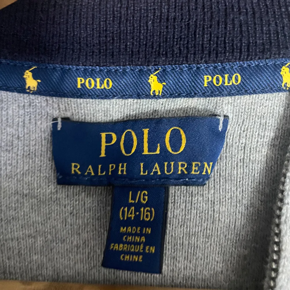 Ralph Lauren Tröja i färgen grå, storleken på denna är L i barnstorlek men sitter som en XS/S. Riktigt bra skick på denna tröja knappt använd. (Inget kvitto tyvärr). Tröjor & Koftor.