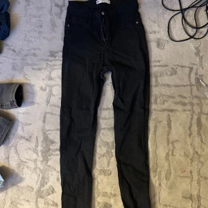 Skinny jeans  - Skinny jeans ’MOLLY’ från Ginatricot. Storlek M. Knappt använda Max 2 gånger. Original pris 359kr