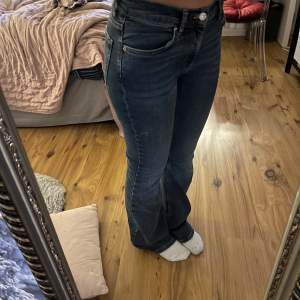 Bootcut jeans från Ginatricot, köptes för några år sedan men har ej några defekter. Skulle säga att de är midwaist/lowwaist. Är i storlek 34. 