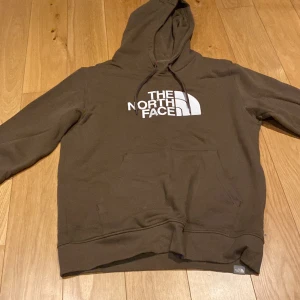 The North Face hoodie  - Storlek L  Använd en gång bara eftersom att den var för stor Ny pris ca 959kr Säljs för 299kr