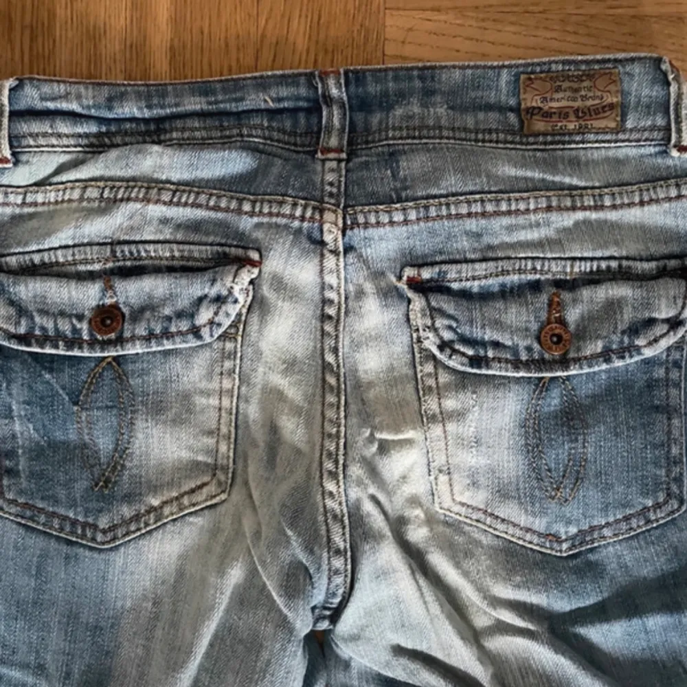 Så snygga lågmidjade Bootcut jeans som tyvärr är lite för stora för mig! De är i strl S. Skriv för fler bilder!!  Ascoola fickor fram och bak!! Så unika snygga jeans! Jag är 172 och på mig är de bra i längd! Lite slitna längst ner, se bild 3;). Jeans & Byxor.