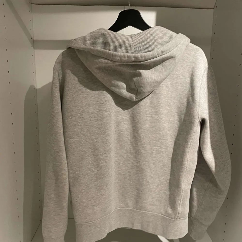 Säljer denna snygga Ralph lauren zip hoodie. Har använts på ett bra sätt och är i bra skick. Skick 9/10. Vid funderingar tveka inte att höra av er🦈. Hoodies.