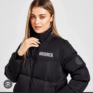 Hoodrich jacka - Säljer då den är för liten. Fickorna i den är trasiga båda två men inget som dirket syns. Skriv för fler bilder. Köpt för 1100kr