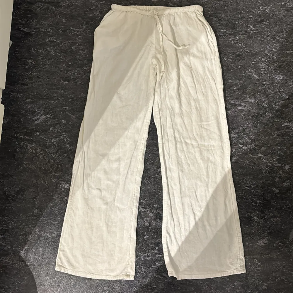 Jätte fina vita linne byxor från H&M i storlek xxs. Innerbenslängd: 65cm midjemått: 31cm, de har lite fläckar längst ner (finns bild) där av de låga priset💕. Jeans & Byxor.