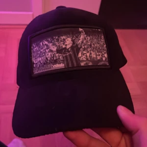 Velvet keps  - Tjenare jag säljer denna keps pågrund av att jag sluta använda keps den är använd 2 gånger och är i jätte bra Skick. Pris går att diskutera vid snabb affär!!