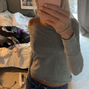 Grå långarmad - Fin grå långarmad tröja, används inte💞