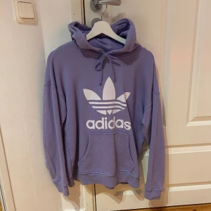 Adidashoodie - Super snygg lila adidas hoodie i nyskick, använt max 5ggr ish. 🤍