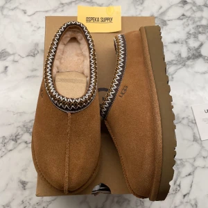 UGG Tasman Slippers ”Chestnut” - Helt nya och oanvända UGS Tasman ”Chestnut” i storleken 38. Pris: 1220+frakt.   Skicka ett meddelande vid intresse eller frågor.  Mvh, Oscar 