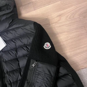 Moncler cardigan  - Tjenare säljer nu min fina cardigan som bara lagt hemma storlek xl/L den är riktigt fin och perfekt till vintern hör av er vid frågor mvh Navid! 