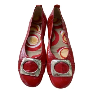 Röda ballerina - Jättesöta vintage ballerinaskor m liten klack. Äkta läder! Säljer för att dom tyvärr va för små för mig:( några små fläckar men inget som syns när man har på sig dom, skriv för bilder!