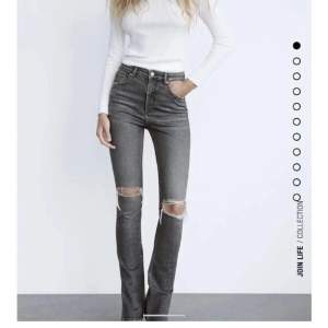 Säljer ett par zara jeans med slits och hål på knäna, de är i storlek 34 och i bra skick❤️köparen står för frakt!
