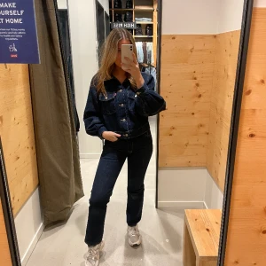 Levi’s jeans sett  - Jeans1sett från Levi’s i mörkblå tvätt. Storlek L på den tunnare jeansjackan som man kan ha som en skjorta och  30/30 på jeansen som är herr 501or. Se bild på och jag är en storlek 38a i vanliga fall. Alltså små i storlek. Nypris över 2.000:-