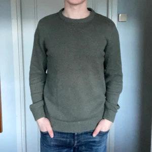 Grön Stickad tröja Dobber - Tja! Säljer nu denna stickade tröjan från Dobber. Storlek: M. Skick: 8,5/10. Nypris: 700kr. Kontakta mig för fler frågor eller info!