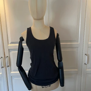 Svart Linne By Malene Birger  - Ett klassiskt svart linne från By Malene Birger. Material: 100% bomull. Använd men fortfarande mycket kvar att ge❣️Något simpelt som enkelt går ihop med resten av garderoben🌼