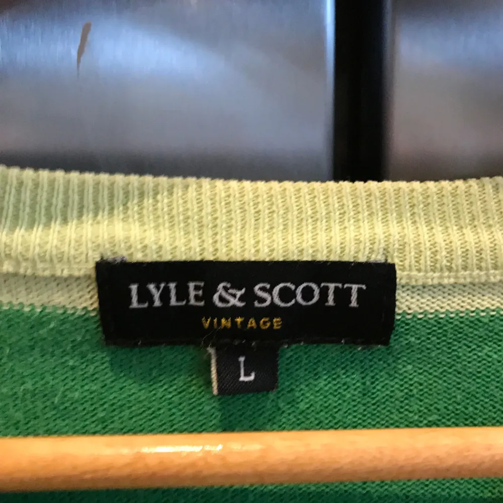 Väldigt cool randig Lyle & Scott tjocktröja! Fina sommar färger, skulle säga den mer sitter som en M.. Tröjor & Koftor.