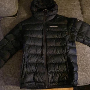 Peak performance jacka - Säljer nu min Peak performance jacka, ny pris 2,5-3 tusen minns inte riktigt, mitt pris 1199kr. Väl använd men är i ett väldigt bra skick (8/10). Pris går att diskutera