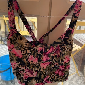 Somrig topp säljes  - Storlek M fint skick 