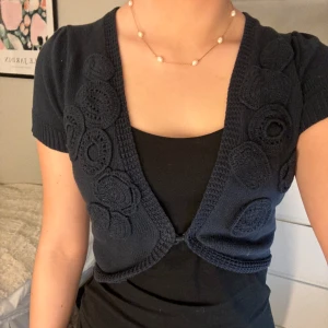 Bolero - Jättefin mörkblå stickad bolero💗är storlek m men passar mig som brukar ha s