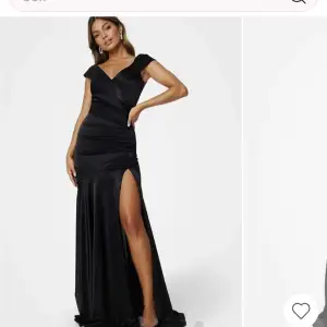Säljer denna jätte fina balklänningen som inte kommer till någon användning och som aldrig är använd💕 pris från hemsidan 999kr mitt pris 500kr💕 storlek xxs men sitter mer som en xs/s 