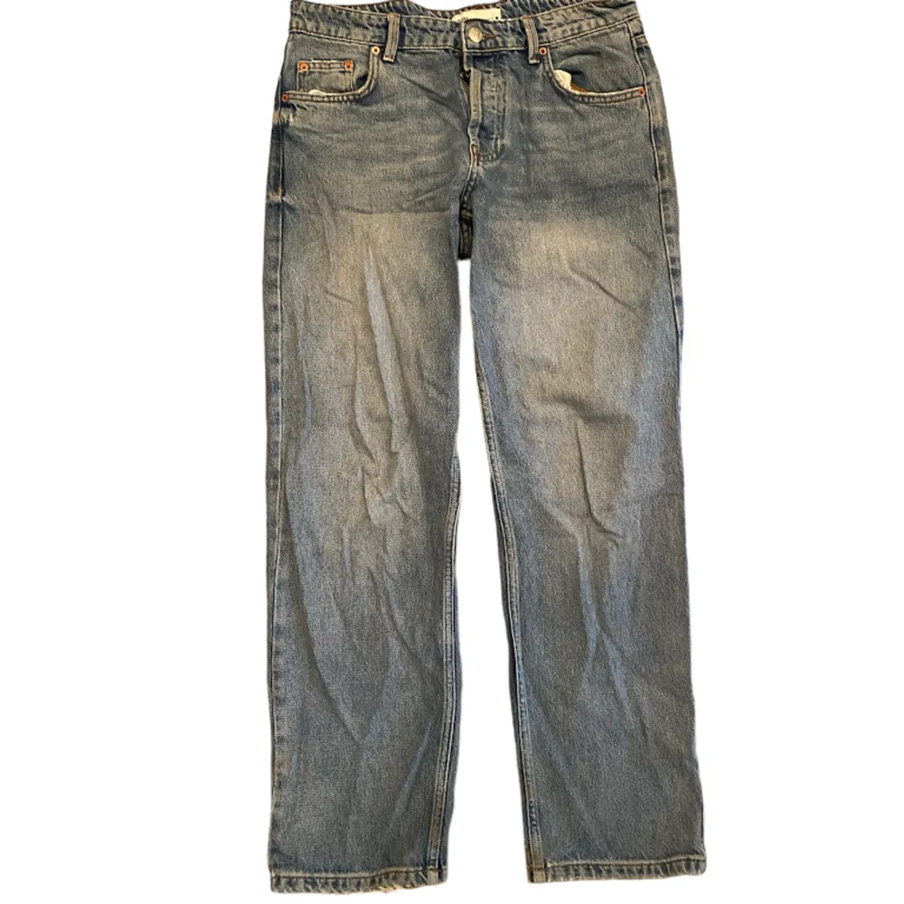 Ett par midwaist baggy jeans från zara. Raka i benen med en loose fit. Hör av dig vid fler frågor🩷. Jeans & Byxor.
