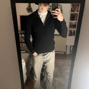 Zara quarter zip - Snygg quarter zip från zara som säljs för att den är för kort, jag är 184 därav passar någon som är runt 180cm. 