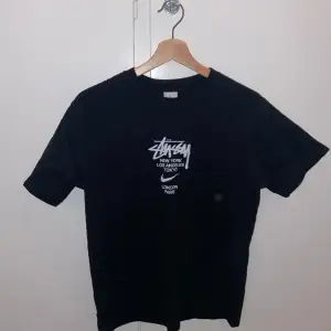 Nike x Stussy t-shirt som är för liten för mig så därför säljer jag den vidare. Den är endast använd en gång så den är i basically nyskick