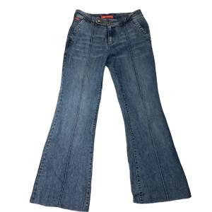 Jättesnygga flared jeans från ”Power Miss” i storlek 38. Midwaist med flertalet fina detaljer 🥰. Säljer då de är lite förstora och inte riktigt är min stil. Priset kan självklart diskuteras, skriv för fler bilder❣️
