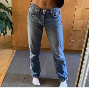 Superfina jeans från zara små i storleken så skulle säga att det är 36