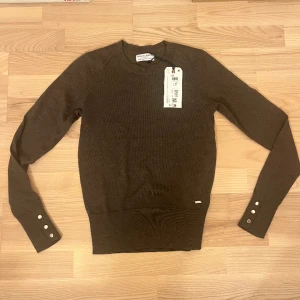 Holly and whyte  - Holly and whyte tröja i storlek xs, helt ny tröja aldrig använd, köpt för 349 men säljs för 200, tröjan säljs för att den inte var min stil