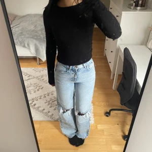 Baggy jeans med hål - Säljer dessa fina jeans från Gina då de tyvärr inte kommer till användning längre. Endast använda fåtal gånger! Midjemått: 32cm Innerbenslängd: 78cm🌼