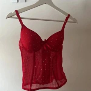 röd korsett - Jag säljer denna fina korsetten då den är för liten på mig💞 köpte den på vinted för 188kr💕 jag står inte för frakten.