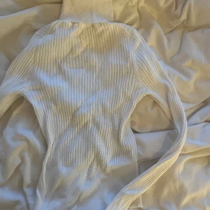 vit tröja med krage - jätte söt vit tröja som sitter tajt o lite croppad och med krage 🤍