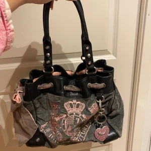 Juicy Couture väska - Säljer min juicy-väska för att den inte riktigt används längre 💗Den är i mycket bra skick därav priset. En mycket praktisk vardagsväska som man får plats med allt nödvändigt i! Fler bilder finns 🌟