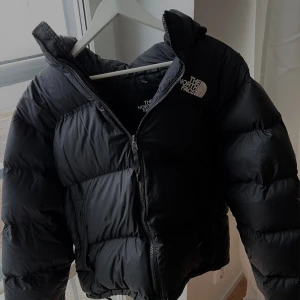 The north face jacka  - Knappt använd the northface jacka. Funkar för både kvinnor och män. Vill bli av med den fort, då det inte var min typ av jacka.  Nypris 3900. Pm för fler bilder. 