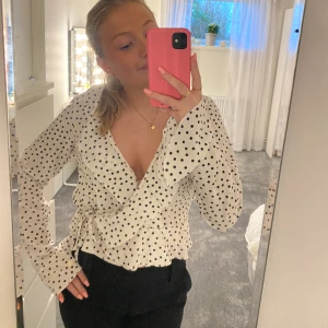 Prickig blus  - Super söt blus från Boohoo med volanger. Den passar verkligen perfekt nu till våren! Om man är XS i vanliga fall så sitter den som en vanlig blus men om man är M så är den lite mer cropad!