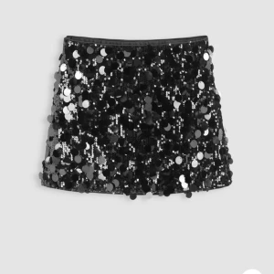 En glitterkjol  - Säljer den då den aldrig används. Superfin och perfekt inför fest.💞💞