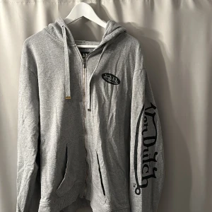 Von dutch zip - En von dutch zip med ett fet print på ärmen Storlek (xl men passar mer M-L)