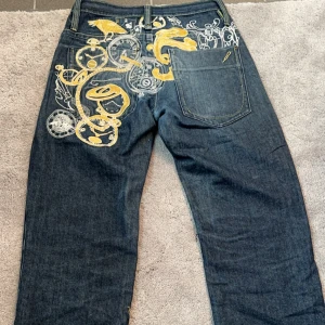 Artful doger Jeans - Riktigt fet jeans med unikt print. Skick 8/10   tyvärr har gylfknappen ramlat av men går att fixa och mindre skavanker 