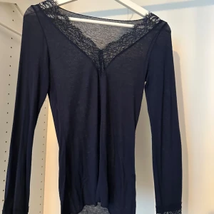 Intimissimi tröja med spets - Säljer min fina marinblåa intimissimi tröja med spets då den inte kommer till användning. Knappt använd därför inga tecken på användning💕💕