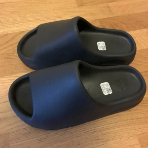 Yeezy Slides - Säljer mina svarta yeezy slide för dom e för liten för mig. Jag fått dom för min födelsedag därför den är provar bara några gånger i inomhus.